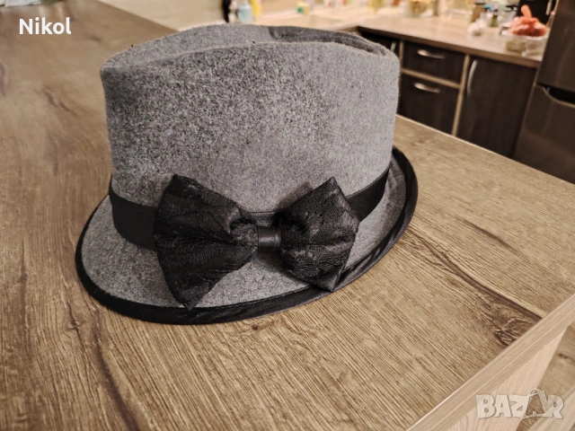 Дамска сива шапка