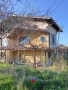 Продавам вила с двор , снимка 1