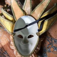 Венециански маски ръчно изработени и оцветени . Може и на стена да се позиционират , снимка 10 - Декорация за дома - 45035228