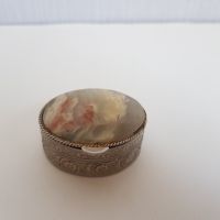 Малка кутийка за бижута с капак от оникс, снимка 1 - Антикварни и старинни предмети - 45221100
