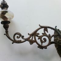 Стара газена лампа с голяма бронзова стойка за стена, снимка 1 - Антикварни и старинни предмети - 45885922