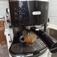 Кафемашина Делонги с ръкохватка с крема диск, работи отлично и прави хубаво кафе с каймак , снимка 1 - Кафемашини - 45406008