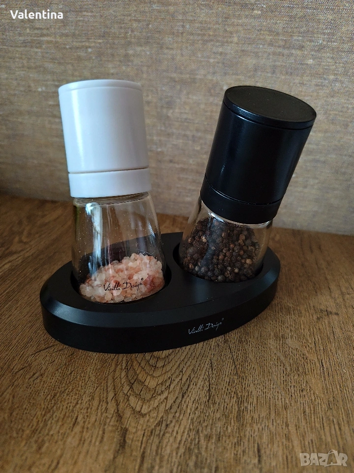 Мелници за сол и пипер с поставка Vialli design , снимка 1