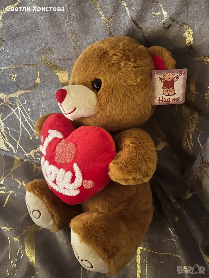Продавам чисто ново плюшено мече – среден размер, държи сърце с надпис LOVE., снимка 1