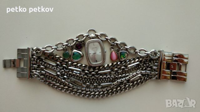 Дамска гривна с часовник Guess, снимка 3 - Гривни - 46720478