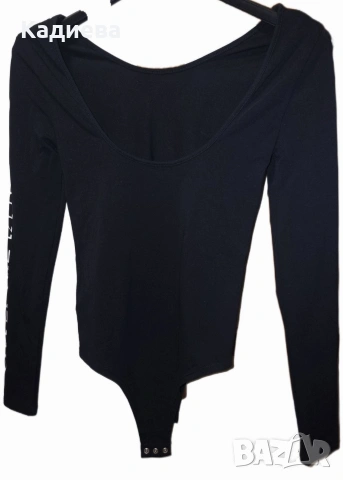 Черно дамско боди Calvin Klein Jeans с дълъг ръкав и лого на един от ръкавите, размер XS-S, снимка 3 - Блузи с дълъг ръкав и пуловери - 54296371
