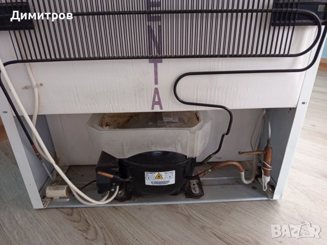 Хладилник с горен фризер ELECTROLUX 270 литра, снимка 3 - Хладилници - 53440610