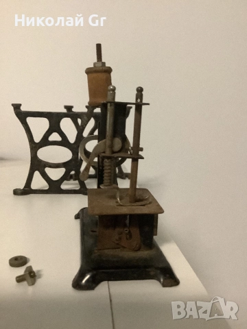 Детска шевна машина  производство Германия  M.uller  DRGM  1930 години  състояние според снимката, снимка 7 - Колекции - 51973440