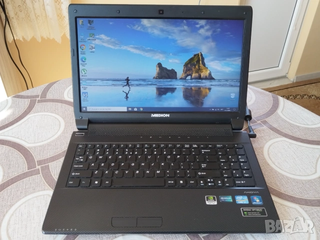 Лаптоп Medion Akoya P6815, снимка 4 - Лаптопи за дома - 53645446