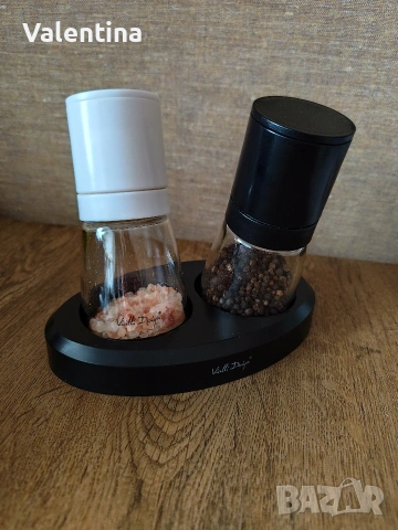Мелници за сол и пипер с поставка Vialli design 