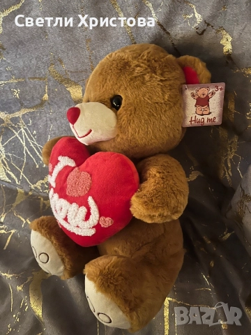 Продавам чисто ново плюшено мече – среден размер, държи сърце с надпис LOVE., снимка 2 - Плюшени играчки - 52682684