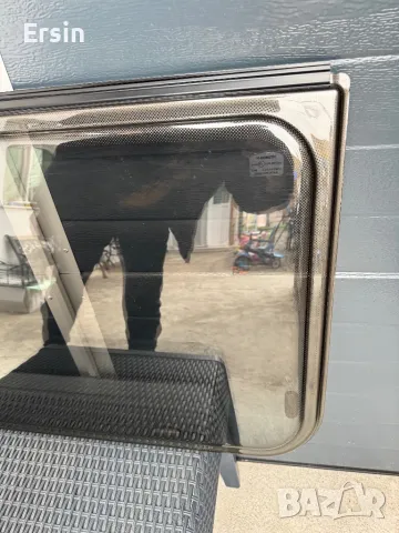 Прозорец Dometic с размер 900х520 (Има много малка забележка която се вижда на снимките), снимка 7 - Къмпинг мебели - 49897930