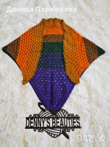 Ръчно плетен триъгълен шал наметка с ресни "Горски полъх", снимка 6 - Шалове - 52771398