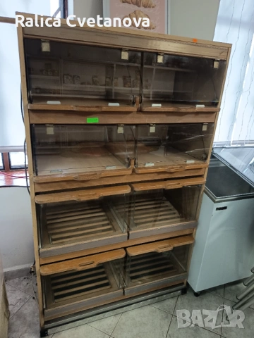 Продават се шкаф за хляб и стелаж за зеленчуци 