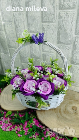  Кошничка с 11 рози от креп хартия!!, снимка 2 - Декорация за дома - 52924971