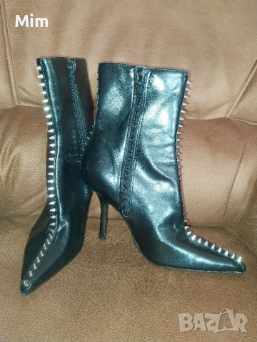 38 Черни полуботуши със сребристи шипове и 39 черни боти 