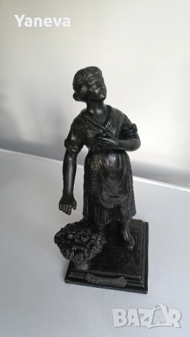 Френска, метална, антикварна статуетка  в романтичен стил, изобразяваща младо момиче с цветя. , снимка 2 - Статуетки - 54151864