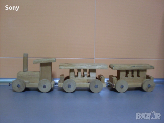 Стара ръчно изработена дървена играчка.