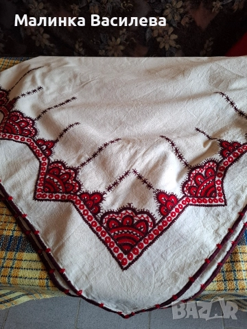 Ръчно бродирана покривка за маса 