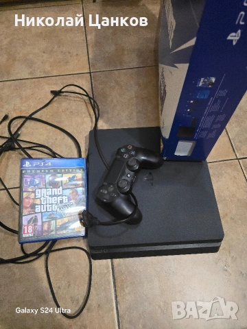 Продавам плейстейшън 4 slim 500 GB