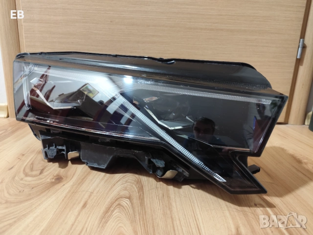 Продавам оригинален десен фар за Шкода Октавия 2024-