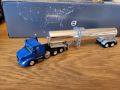 Умален модел на Volvo VNR 300 с ремарке 1:87, снимка 7