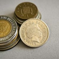 Монета - Великобритания - 10 пенса | 2000г., снимка 2 - Нумизматика и бонистика - 45384387