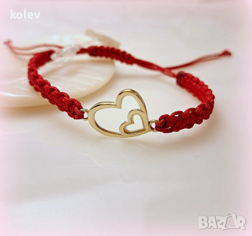 Гривна червен конец с две златни сърца, едно в друго, за споделена обич, снимка 2 - Гривни - 53415704