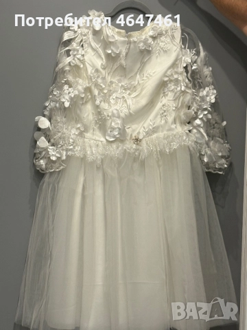 Бяла рокля с 3D цветя 