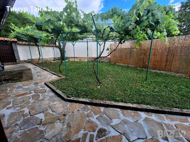 Голяма къща обзаведена отремонтирана до гора 1 място 2 парцела тихо малко село , снимка 2 - Къщи - 50166127