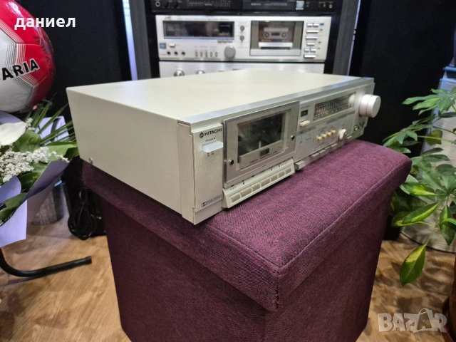 Касетен дек HITACHI D-85s с отличен външен вид, без липси и надрасквания, снимка 2 - Декове - 53838045