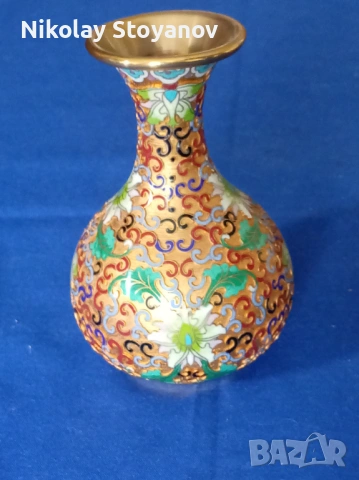 Китайска ваза с цветен емайл