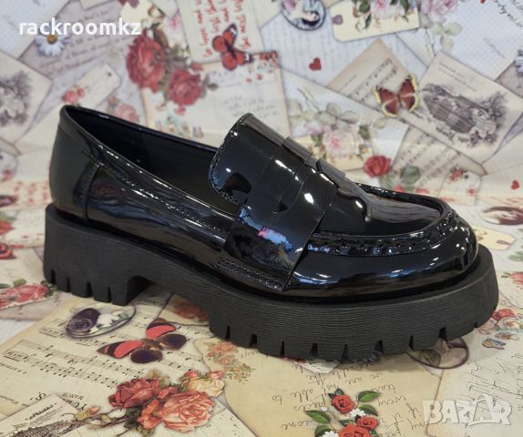 Дамски лоуфъри от лак в черен цвят модел: W014227 black, снимка 2 - Дамски елегантни обувки - 45281733