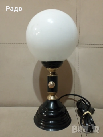 Комплект от две красиви лампи с бели сферични стъклени абажури, снимка 2 - Настолни лампи - 53379704