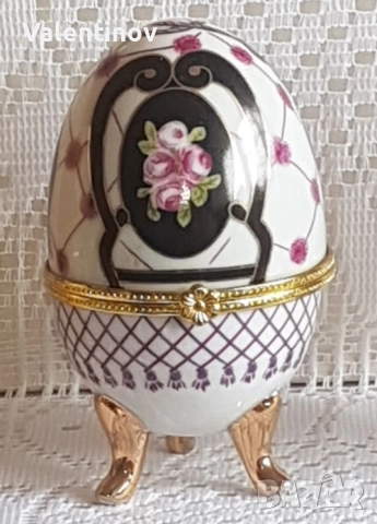 Красиво порцеланово яйце в стил Феберже , снимка 2 - Антикварни и старинни предмети - 52331187