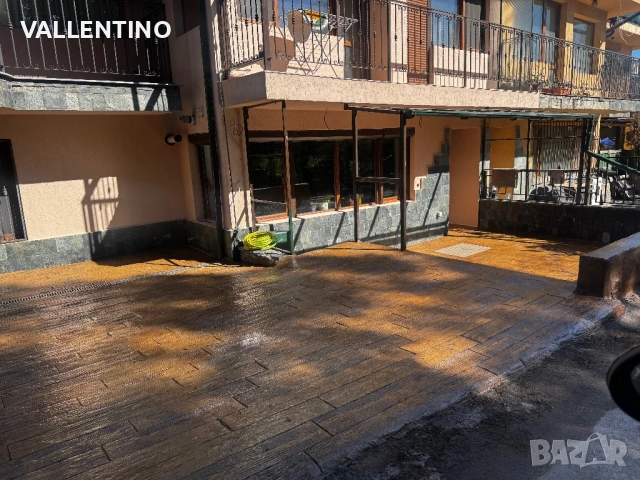 Работник Щампован и шлайфан бетон 