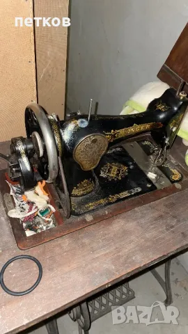 Сингер с маса