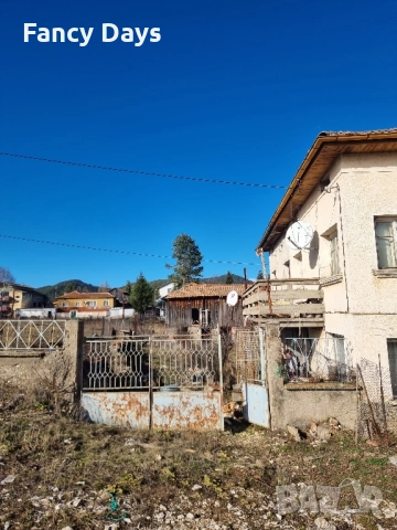 Продава се къща(на калкан) с плевня и 300 кв.м двор, снимка 6 - Къщи - 52511264