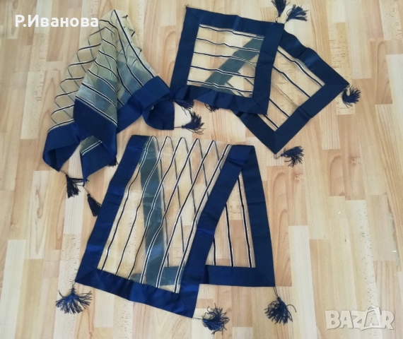 Нов комплект покривка, тишлайфер и 2 каренца в синьо и златисто