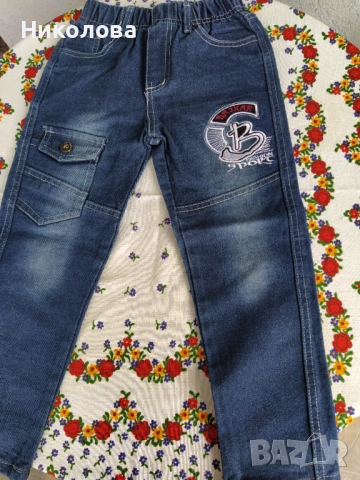 Детски тъмно сини дънки.