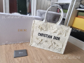 Dior Medium Dior Book Tote White D-Lace Butterfly Embroidery, снимка 1 - Чанти - 44979369