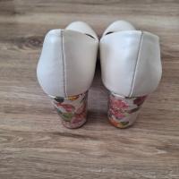 Дамски бели обувки със шарен ток на цветя 39 номер, снимка 5 - Дамски обувки на ток - 45018440