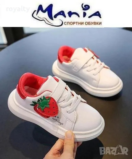 Детски спортни обувки с ягодка Два цвята , снимка 1