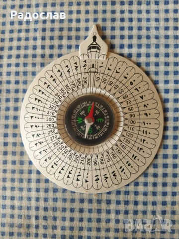 сувенир  компас указващ посоката към Мека