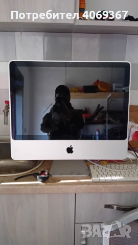 Монитор Apple работи. 