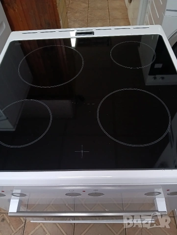 Като нова свободно стояща печка с керамичен плот Бош Bosch с две години гаранция!, снимка 3 - Печки, фурни - 53613550