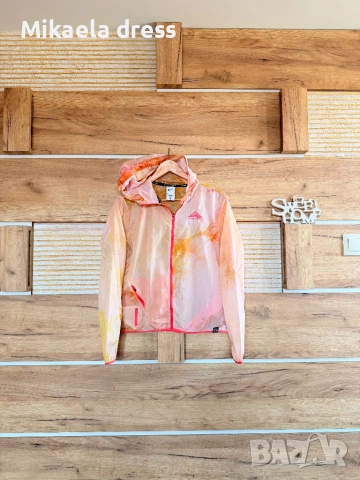 Суперсвежа ежедневна ветровка/яке Nike в многоцветен десен.