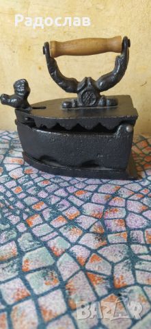 Стара малка ютия на въглища , снимка 1 - Антикварни и старинни предмети - 46115220