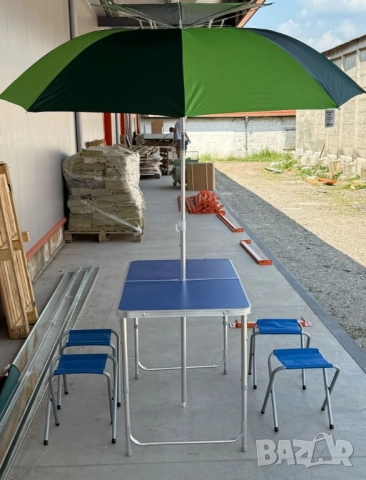 чадър и сгъваема маса с табуретки