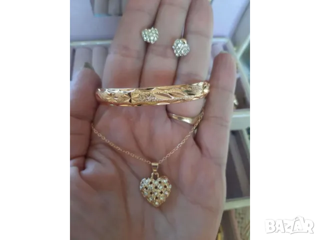 бижутерийни комплекти с парфюми, снимка 2 - Бижутерийни комплекти - 50438637